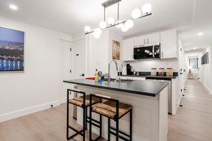 Kjøleskap, mikrobølgeovn, kokeplater og kaffetrakter/tekoker