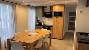 A modern kitchen with a microwave, coffee maker, and a wooden cabinet. - Standing apartment, heart of Bareges village, close to amenities, sleeps 1 to 8 (Barèges)