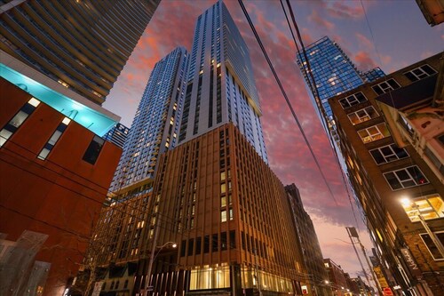 Chill Island - CN Tower Vibes  downtown Toronto with 3 bedrooms & free parking!