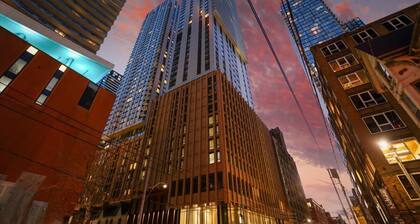 Chill Island - CN Tower Vibes downtown Toronto with 3 bedrooms & free parking!