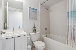 Haartrockner, Handtücher, Seife, Toilettenpapier