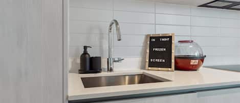 Four Ă micro-ondes, un four, surface de cuisson, lave-vaisselle