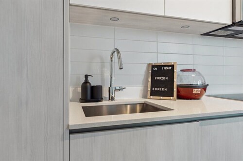 Chill Island - CN Tower Vibes  downtown Toronto with 3 bedrooms & free parking!