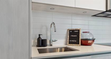 Chill Island - CN Tower Vibes downtown Toronto with 3 bedrooms & free parking!
