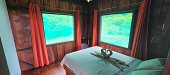 Superb 2-bedroom cabin in the Osa Penisula with stunning mountain and sea views