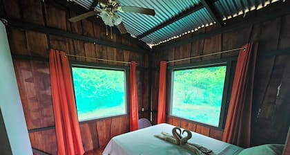 Superb 2-bedroom cabin in the Osa Penisula with stunning mountain and sea views