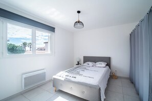 2 bedrooms, iron/ironing board, bed sheets - MODERN HOUSE WITH SPA BOULES COURT & BIOCLIMATIC PERGOLA 12 KMS BEACH (Pia)