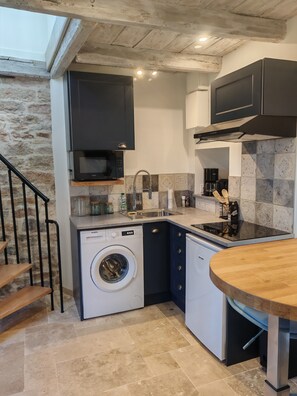 Refrigerador, microondas, placa de cocina, cafetera/tetera