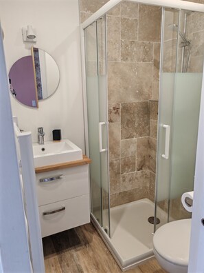 Douche, serviettes fournies