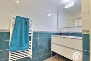 Dusche, Haartrockner, Handtücher