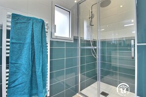 Regadera, secadora de cabello, toallas