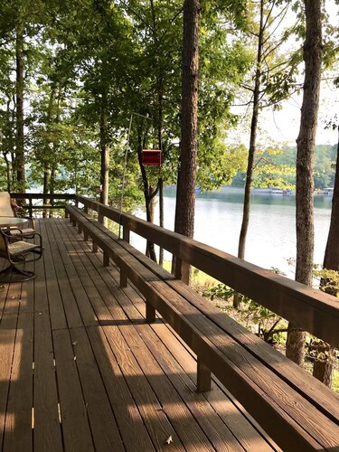 Peaceful Retreat on the Lake