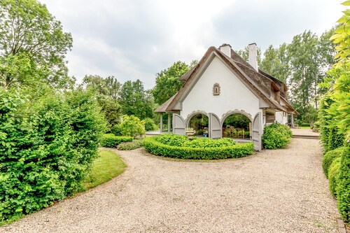 Gorgeous mansion in garden park — large parking, accessible & self check-in