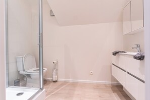 Regadera, amenidades de baño ecológicas, secadora de cabello, toallas 