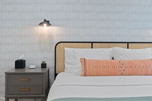 3 slaapkamers, een bureau, een strijkplank/strijkijzer, reisbedje