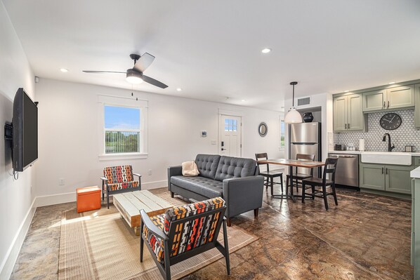 Living area - Exceptionally designed 1 bedroom 1 bath just minutes from NRG & Medical Center (Houston)