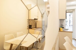 Réfrigérateur, four à micro-ondes, un four, surface de cuisson