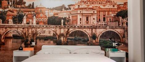 2 habitaciones, escritorio y tabla de planchar con plancha