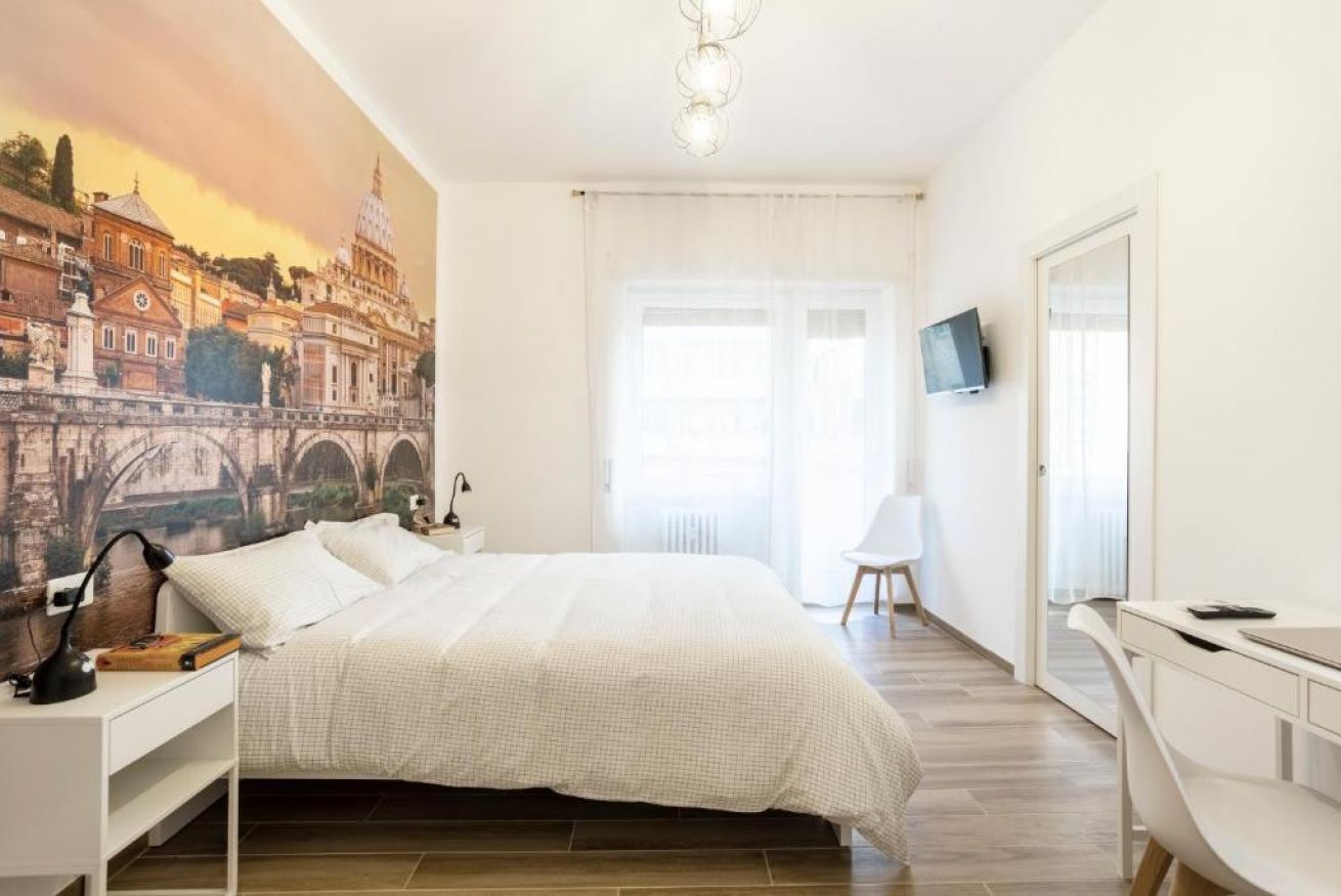2 habitaciones, escritorio y tabla de planchar con plancha 