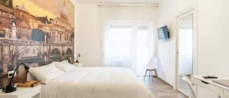 2 habitaciones, escritorio y tabla de planchar con plancha