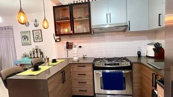 Frigorífico, microondas, placa de cocina y cafetera o tetera