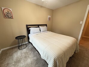 4 bedrooms, in-room safe, WiFi, bed sheets - Kingwood Retreat w/ Pool, Spa & Game Room in the Tranquil Livable Forest (Humble)