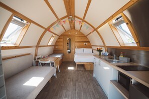 1 bedroom, travel cot, wheelchair access - Family Cabin with Hot Tub & Accessible Facilities (Northallerton)