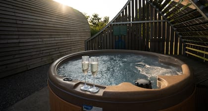 Family Cabin with Hot Tub & Accessible Facilities