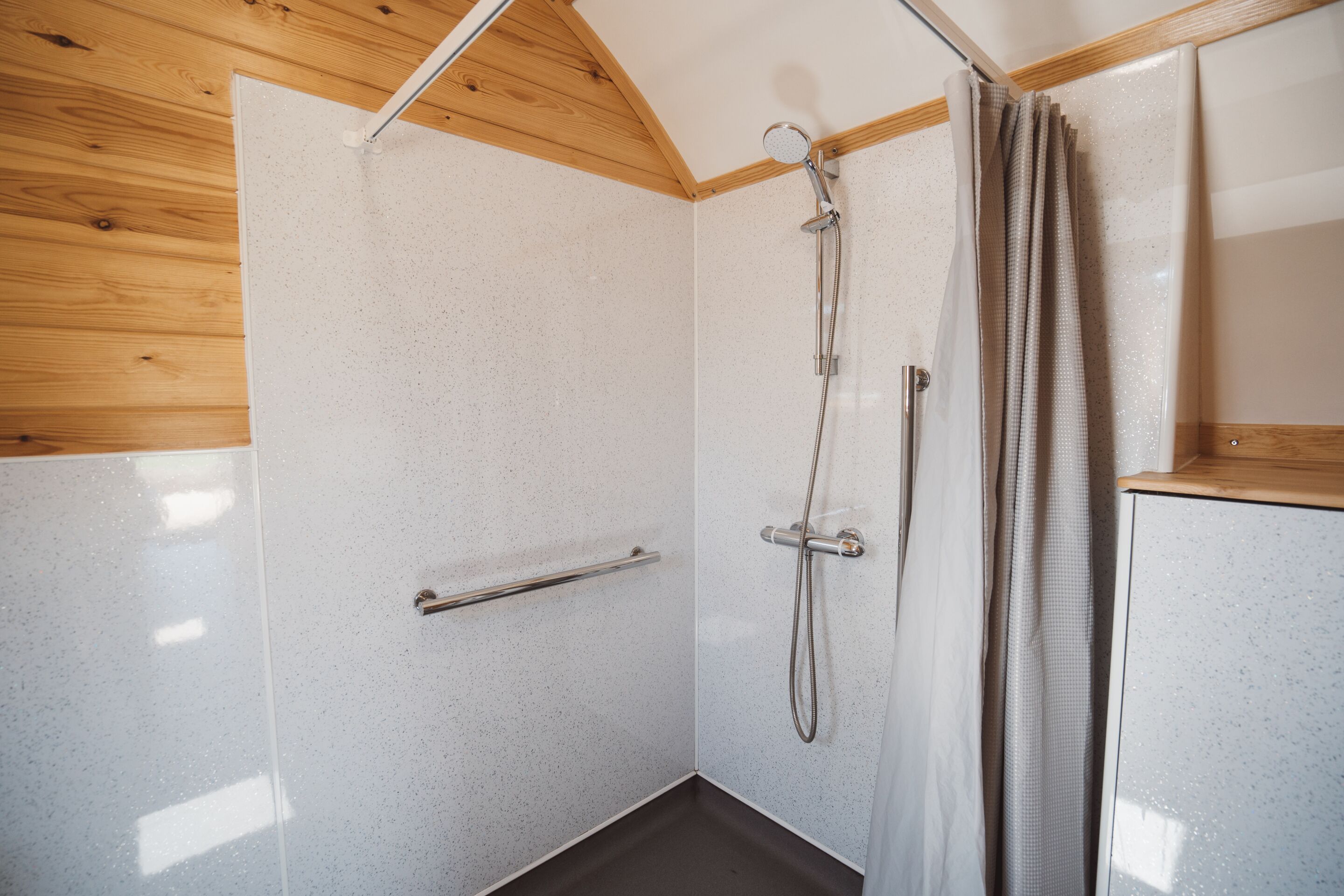 Douche, savon, papier de toilette