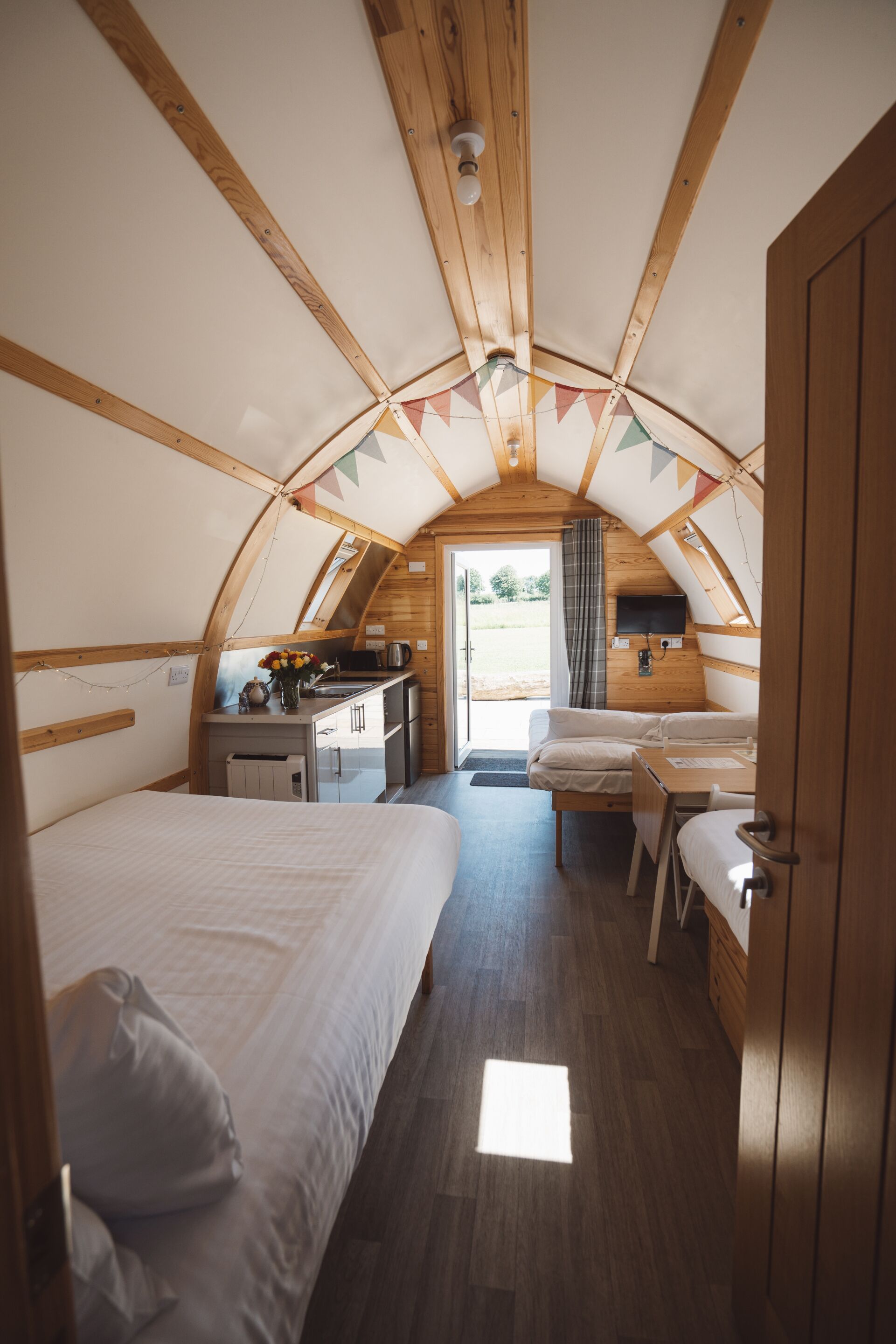 1 bedroom, travel cot