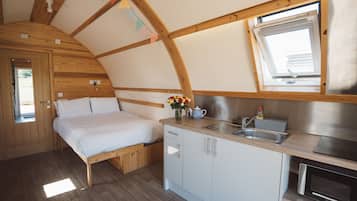 1 bedroom, travel crib