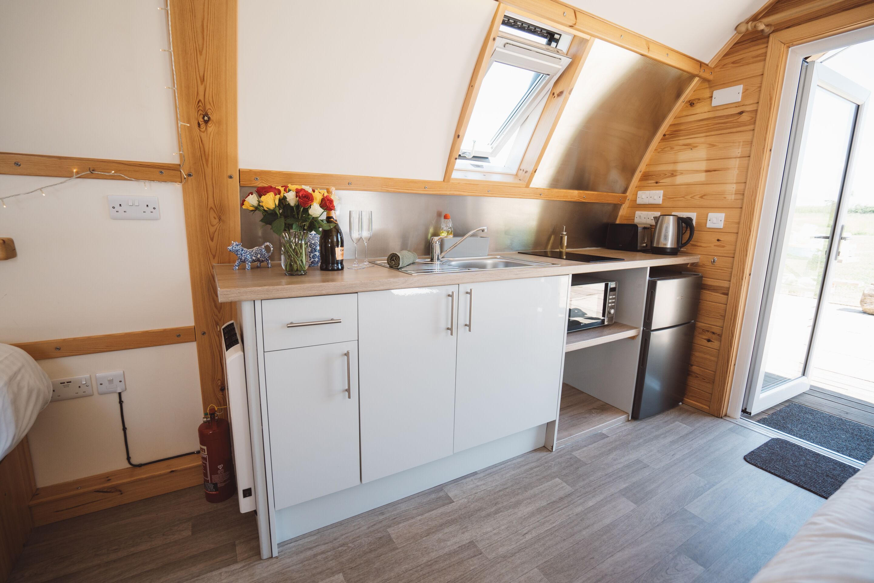 Kjøleskap, mikrobølgeovn, kokeplater og kaffetrakter/tekoker