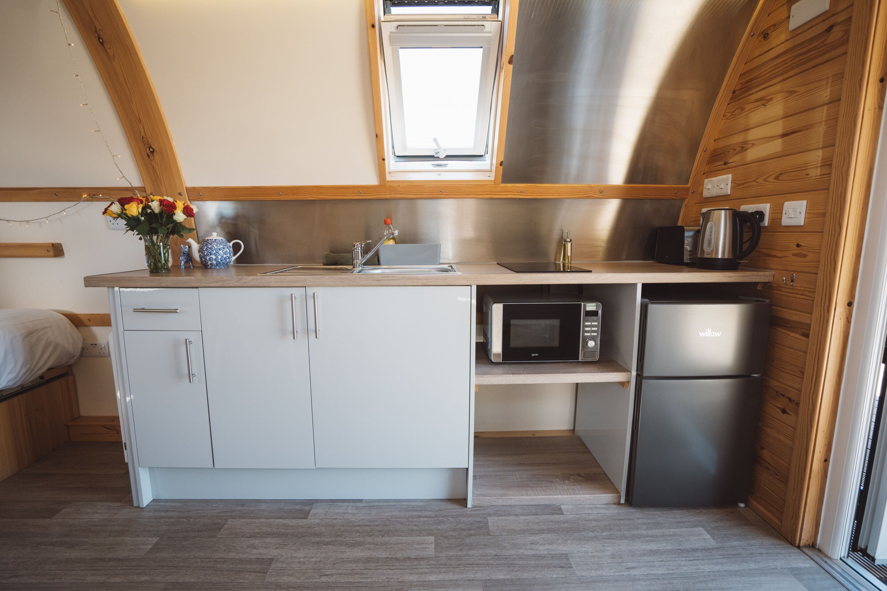 Coffee/tea maker, fridge, microwave, stovetop