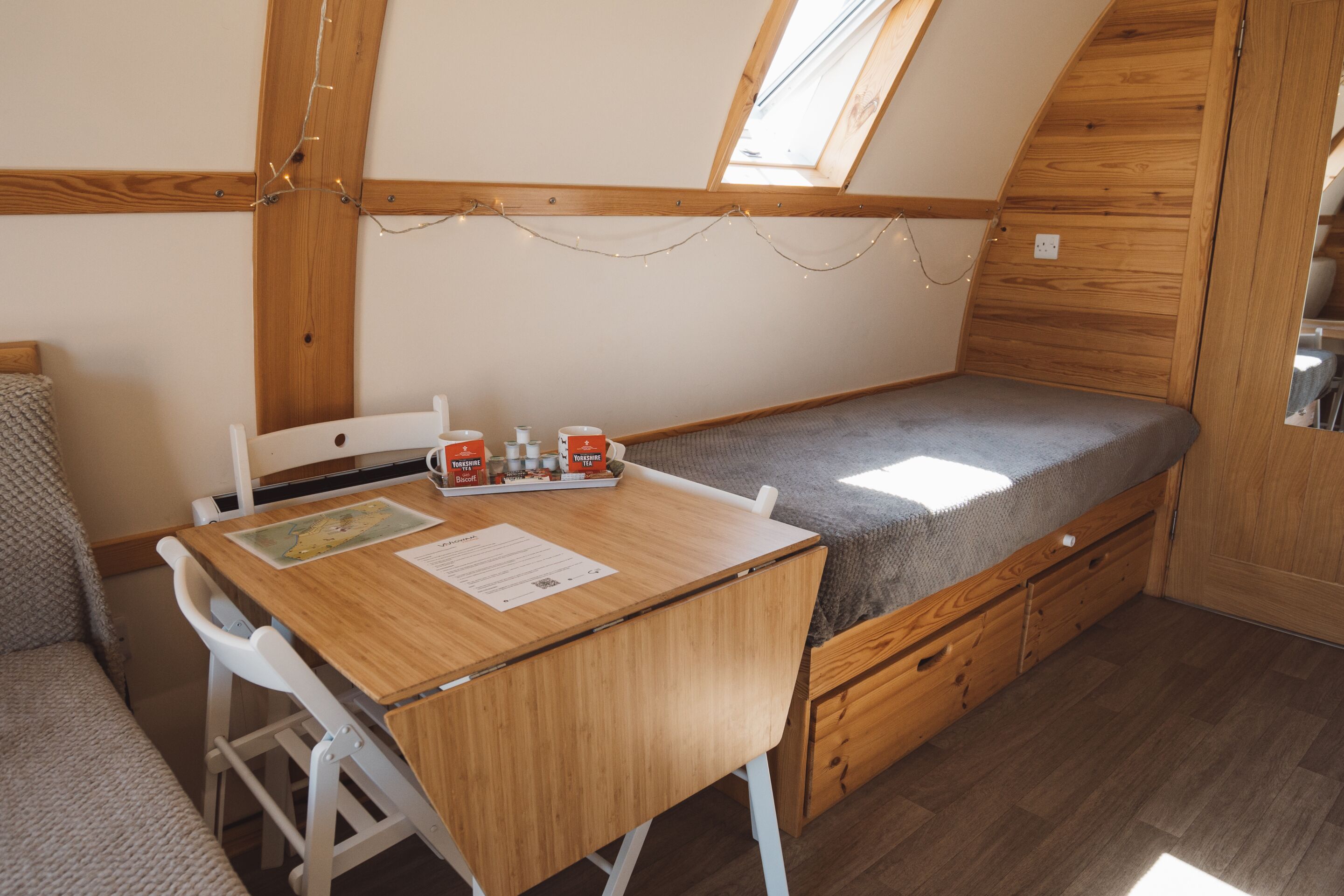 1 bedroom, travel crib