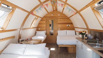1 bedroom, travel cot
