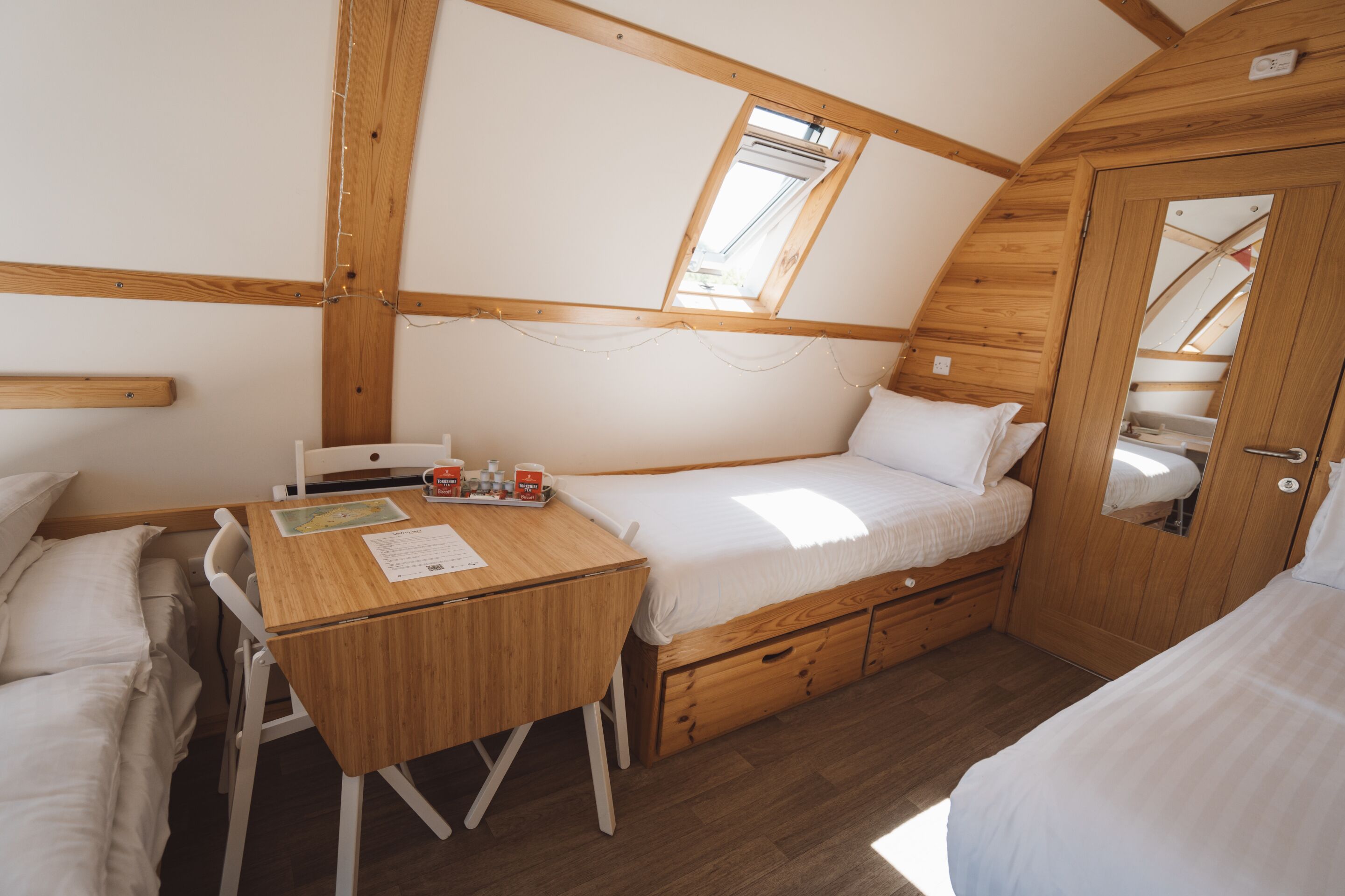 1 dormitorio y cuna de viaje