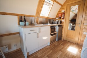 Kühlschrank, Mikrowelle, Herdplatte, Wasserkocher mit Kaffee-/Teezubehör