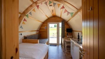 1 bedroom, travel crib
