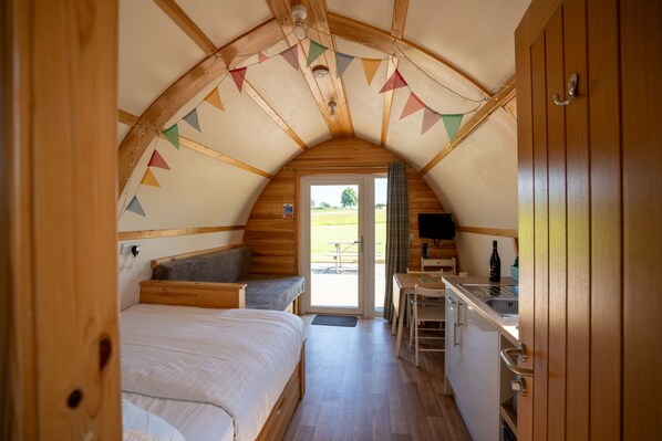 1 bedroom, travel crib