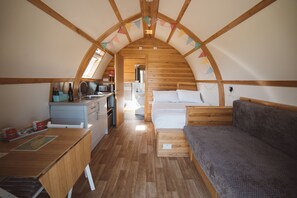 1 bedroom, travel crib