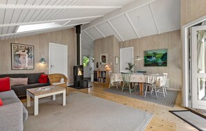 Een televisie en een open haard