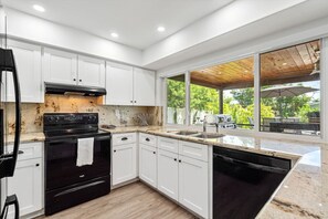 Brødrister, kjøkkenutstyr og spisebord