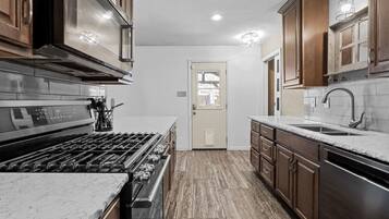 Een koelkast, een magnetron, een oven, een kookplaat