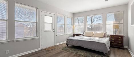 4 bedrooms, iron/ironing board, WiFi, bed sheets