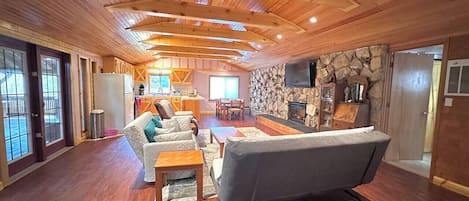 Fernseher, Kamin, Tischfußball, Tischtennisplatte