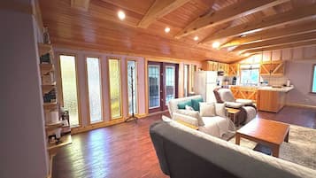 Tv, eldstad, bordsfotboll och ett bordtennisbord