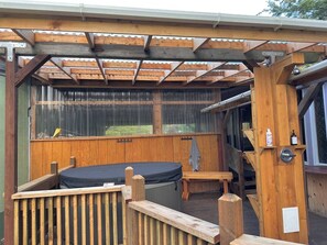 Outdoor spa tub