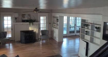 Charming 3-bedroom house with WiFi and stunning views in lovely Roseburg