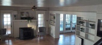 Charming 3-bedroom house with WiFi and stunning views in lovely Roseburg