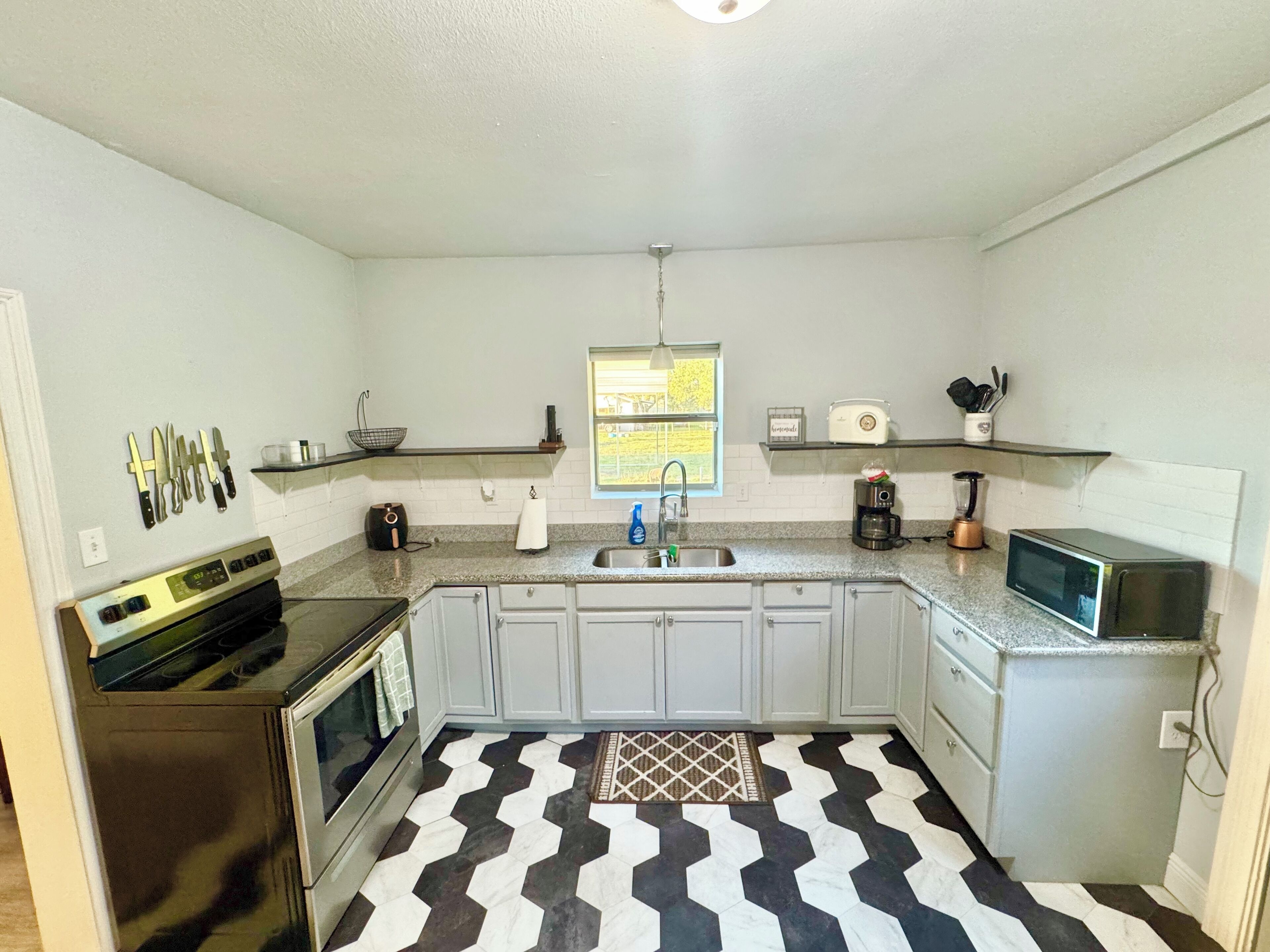 Microondas, horno, placa de cocina y lavavajillas